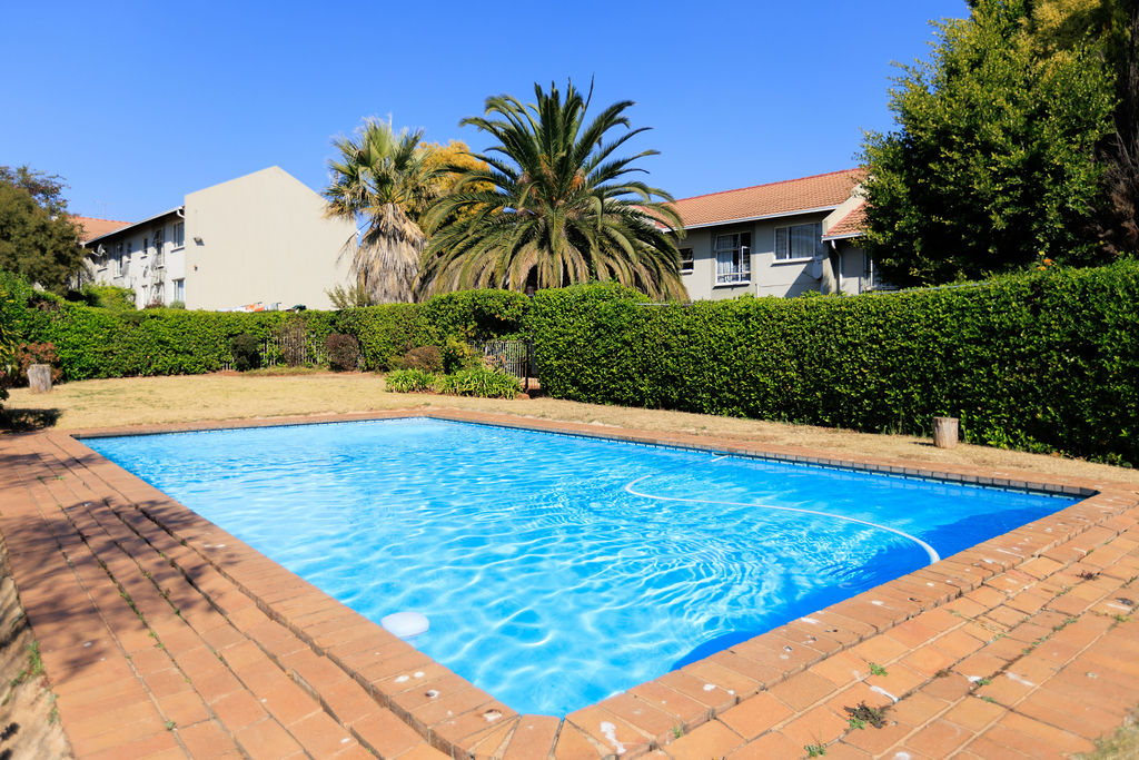 The Echelon complex swimming pool